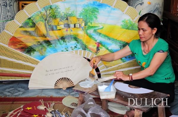 Làm quạt giấy truyền thống tại làng nghề quạt giấy Chàng Sơn